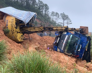 Hiện trường sạt lở núi ở đường ven biển, hai công nhân bị thương