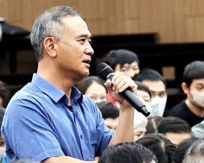 Đánh bạc triệu đô nhưng than vãn... 'hoàn cảnh khó khăn'