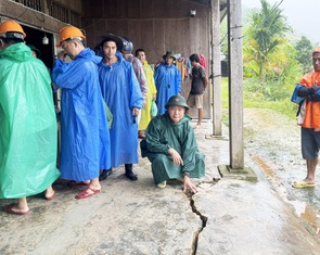 Chống bão Kalmaegi: Miền núi xuất hiện vết nứt dài, sơ tán dân khẩn cấp, vùng biển chằng nhà cửa