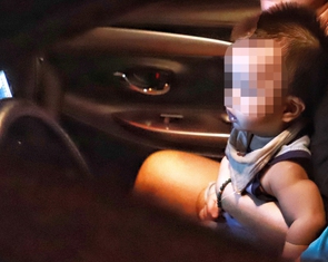 Chở trẻ em trên ô tô phải lắp ghế an toàn, không được ngồi hàng trước