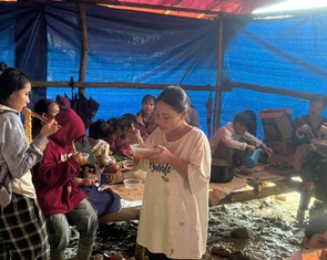 Hết chạy sạt lở, hàng trăm người dân Trà Leng chưa kịp về nhà thì lại sơ tán vì bão số 13