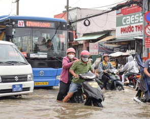 Đường Văn Tiến Dũng ‘chìm’ trong triều cường, người dân chung tay căng bạt, đắp cát ngăn nước