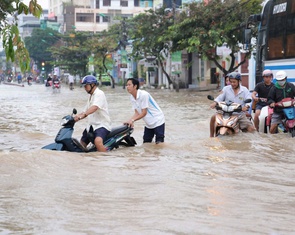 Triều cường ở Cần Thơ cao kỷ lục, nhiều tuyến đường cao ráo vẫn bị ngập
