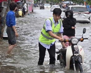 Triều cường lập đỉnh tại TP.HCM, bạn trẻ lập đội hình tình nguyện giúp dân vượt ngập an toàn
