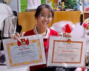 Cha khiếm thị và mẹ ung thư, nữ sinh ‘dám’ nghỉ học 2 năm kiếm tiền, đoạt nhiều giải thưởng sáng tạo