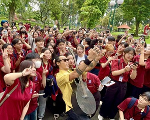 Tiết học ngoài trời sôi động của sinh viên Trường ĐH Nguyễn Tất Thành và ca sĩ Phạm Anh Khoa