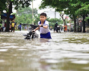 Triều cường vượt bờ chắn Thanh Đa, lút nửa xe ở Hiệp Phước