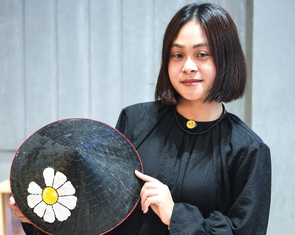 Fan Việt vẽ nón hoa cúc, háo hức G-DRAGON 2025 WORLD TOUR [Übermensch] IN HANOI, presented by VPBank