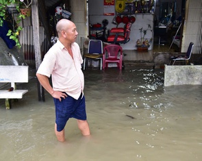 Hôm nay TP.HCM vẫn ngập do triều cường trên 1,8m cộng mưa to