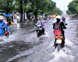 Ngập nặng trung tâm TP.HCM sau mưa, người đi đường bị điện giật nghi từ mối nối hở nhà dân
