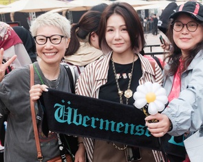 Fan quốc tế 'đu' G-DRAGON ở Hà Nội, tranh thủ ăn phở và bánh mì, uống cà phê sữa đá