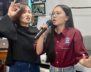 Sinh viên học đa kỹ năng ở báo Tuổi Trẻ cùng ca sĩ Thu Phượng