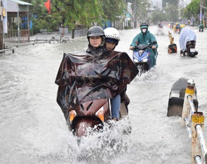 Đường Nguyễn Văn Khối, Lê Văn Thọ ngập nặng, dân đắp bao cát 'không ăn thua'