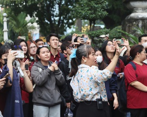 Sinh viên Trường đại học Nguyễn Tất Thành vừa học nghề, vừa học sử tại lăng Ông Bà Chiểu