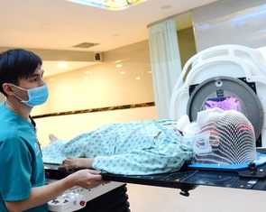 Việt Nam chưa có máy xạ trị proton, nhiều bệnh nhân phải  sang Singapore điều trị