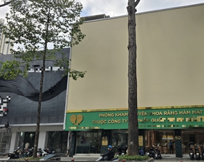 Nhiều cửa hàng, quán karaoke, chung cư cũ ở TP.HCM lắp bảng quảng cáo, 'chuồng cọp' kín mít