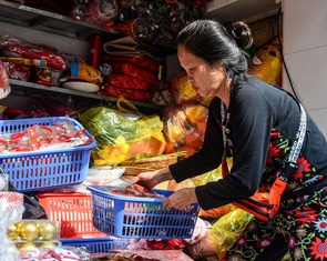 Kinh doanh trong 5 mét vuông, người dân phố cổ xoay xở khi vỉa hè thu gọn