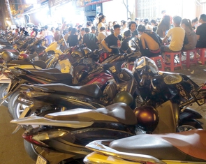 Xử lý lấn chiếm vỉa hè, đừng 'bắt cóc bỏ dĩa'