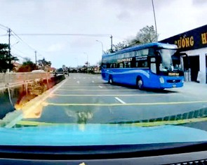 Xe khách đi ngược chiều bị người dân quay clip gửi đường dây nóng CSGT
