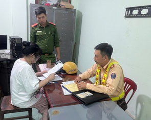 Chạy xe máy buông hai tay rồi vái lạy người đi đường, cô gái ở Bình Dương cũ bị phạt nặng