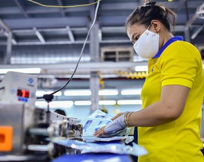 Cách một con đường, lệch hơn 1 triệu tiền lương: Công đoàn TP.HCM đề xuất điều chỉnh ngay