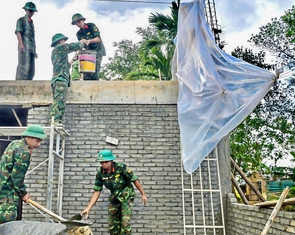 Tốc độ làm nhà mới của bộ đội ở vùng lũ nhanh tới mức khiến người dân ngạc nhiên