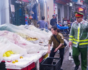 Công an Hà Nội đội mưa đồng loạt ra quân giành lại vỉa hè, lòng đường