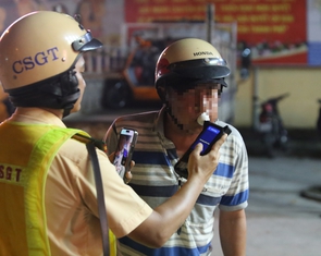 Cuối tuần 'lai rai vài chai', nhiều người vi phạm nồng độ cồn mức kịch trần bị xử lý