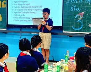 Thầy hiệu trưởng cùng ngồi ăn sáng, nghe học sinh bàn chuyện trường