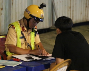 Bảo vệ quán bi da uống nửa lon bia, chạy xe máy đi mua mồi bị cảnh sát giao thông Hàng Xanh xử lý