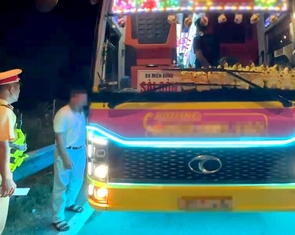 Xe khách không đăng kiểm, tài xế không bằng lái chạy lên cao tốc, bị phạt hơn 127 triệu
