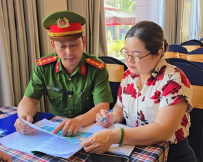 Công an phường Thủ Đức 'đến từng khu trọ, gõ từng khách sạn' tuyên truyền đăng ký cư trú