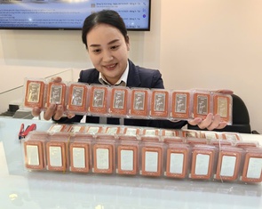 Giá bạc gây bất ngờ, một tháng tăng gần 25%