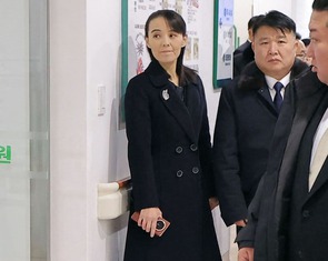 Em gái ông Kim Jong Un xài điện thoại gập nghi của Trung Quốc