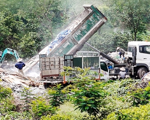 Phóng viên Tuổi Trẻ theo chân xe đổ rác xây dựng: 'Xé nhỏ' san lấp ao, lấp cả bờ bãi dòng sông