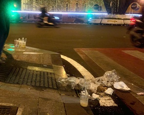 Bỏ lại rác tràn lan sau khi chụp bộ ảnh lung linh ở khu trung tâm TP.HCM