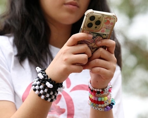 Cấm trẻ em dùng mạng xã hội: Thế giới nhìn về Úc, chờ xem đúng hay sai