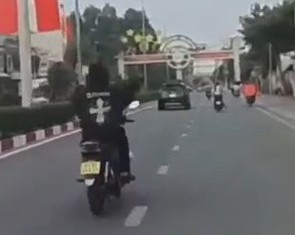 Buông hai tay khi chạy xe máy, nam sinh ở TP.HCM bị tịch thu xe
