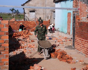 Quân khu 5 tăng quân xây nhà đợt 2 ‘Chiến dịch Quang Trung’ cho dân vùng lũ