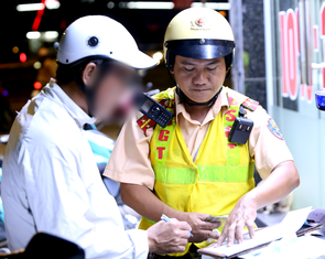 Người đàn ông vi phạm nồng độ cồn ở TP.HCM: 'Kêu vợ ra chở về là không bị phạt nặng rồi'