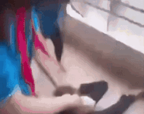 Nữ sinh bị nhóm bạn túm tóc quật ngã, 'giật ngược giật xuôi' trong trường học