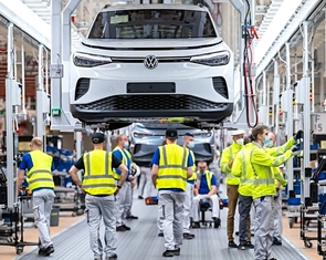 Châu Âu 'cài số lùi' với xe điện