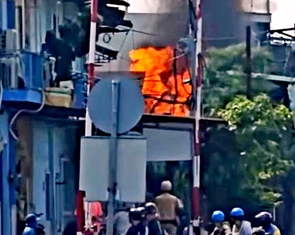 Cháy nhà trong hẻm đường Phạm Văn Đồng, nghi bình gas xì gặp lửa gây cháy