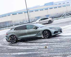 Quăng quật xe BYD trong trường đua khổng lồ: Dốc cát, hồ nước, nghiêng 30 độ trong '1 nốt nhạc'