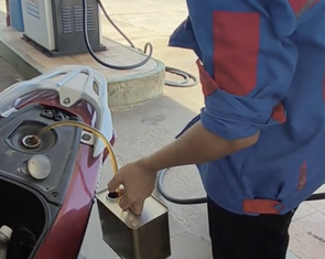 Không nhận chuyển khoản, nhân viên cây xăng hút lại xăng: Thiếu chuyên nghiệp lẫn thiếu tình