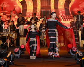 “PINI - Âm sắc đại ngàn”: thời trang thổ cẩm hòa nhịp cồng chiêng