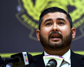 Bóng đá Malaysia nhận loạt tin sốc, bỗng nhiên... hết sạch tiền