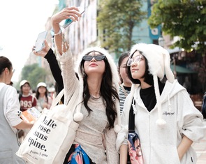 Hàng chục ngàn khán giả đổ về Y-Concert dài 10 tiếng, mang theo cả đồ ăn thức uống