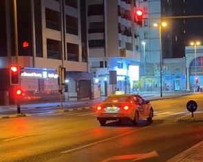 Tài xế gây sốt vì dừng đèn đỏ lúc 4h sáng