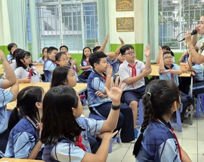 Đừng thương mại hóa trá hình, biến trường học thành nơi làm dịch vụ, thu tiền